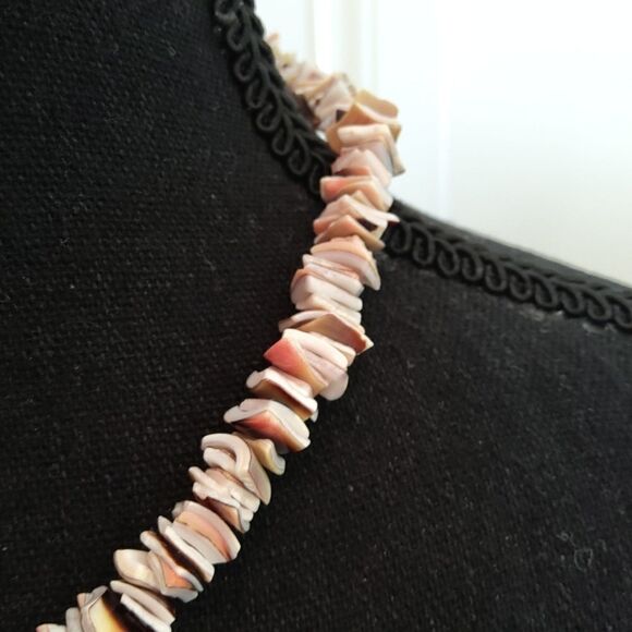 (3/$20) fashion jewelry faux shell necklace - Picture 3 of 7